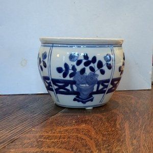 Willow Blue & White Floral Pot Unbranded